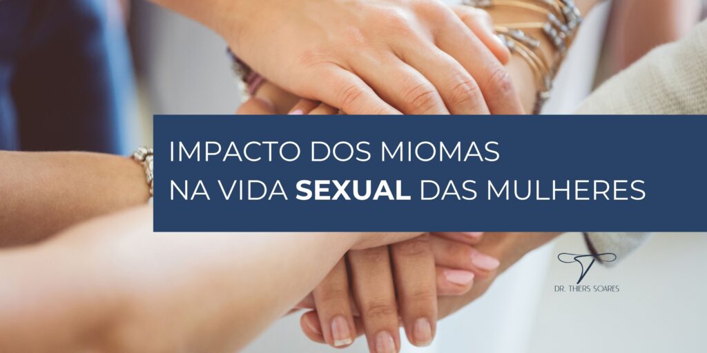 O mioma uterino é um tipo de tumor benigno que surge no útero das mulheres. Ele se origina a partir de uma única célula muscular que se multiplica de forma anormal. Embora muitas mulheres possam não apresentar sintomas, para outras, os miomas podem ter um impacto significativo – inclusive na vida sexual e nos relacionamentos. Ainda que seja considerado comum por algumas mulheres sentir dores após relações sexuais, isso não é normal. O desconforto e outros impactos podem chegar à vida das mulheres antes mesmo do diagnóstico comprovado. Isso ocorre, principalmente, diante da busca tardia pelo diagnóstico. É muito comum a mulher possuir os miomas e alguns sintomas, mas ainda não procurar ajuda médica ou ainda não foi identificada a presença deles e portanto, confirmado o diagnóstico.